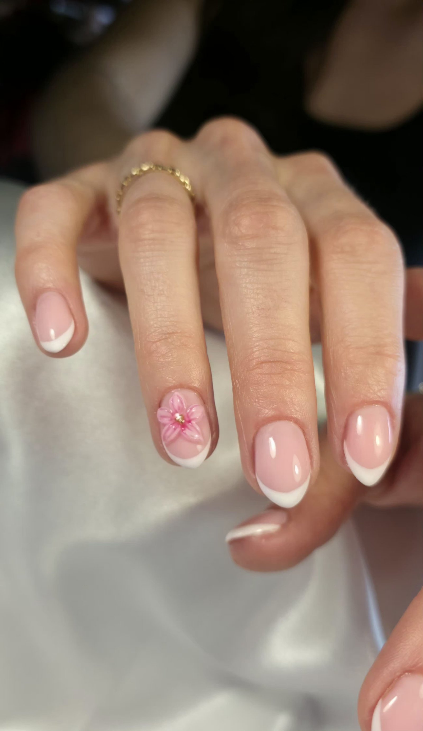 Hvit fransk manikyr med rosa blomst